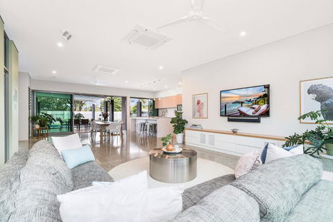 ZenLux Massive 5-BR Holiday Home - Pool - BBQ - Accommodation Bookings 2